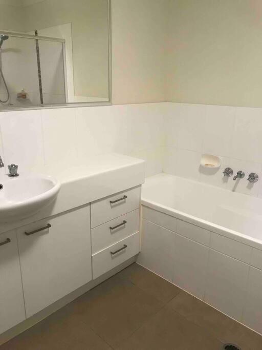 Room With Separate Bath In Shared Homestay Redcliffe Bagian luar foto