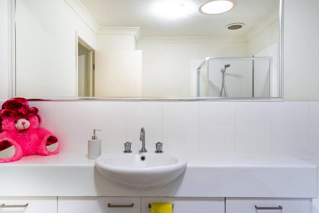 Room With Separate Bath In Shared Homestay Redcliffe Bagian luar foto