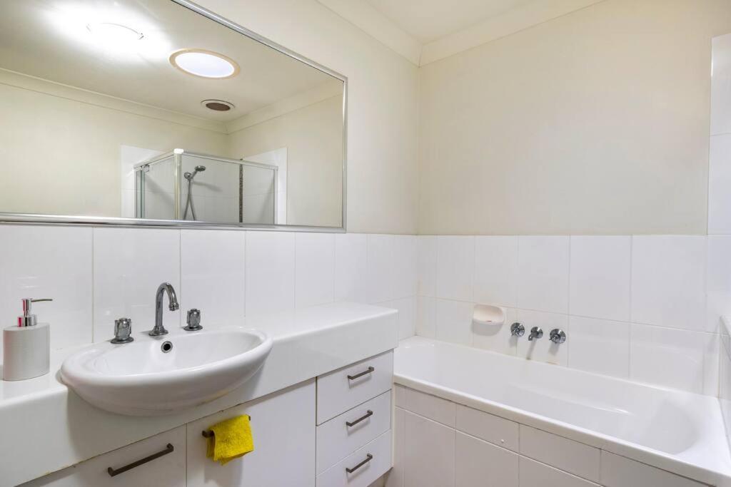 Room With Separate Bath In Shared Homestay Redcliffe Bagian luar foto