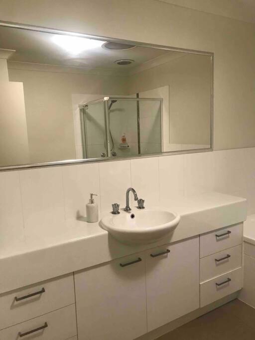 Room With Separate Bath In Shared Homestay Redcliffe Bagian luar foto