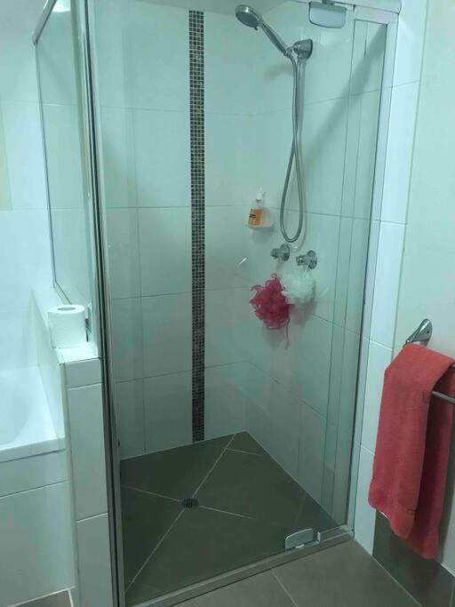 Room With Separate Bath In Shared Homestay Redcliffe Bagian luar foto